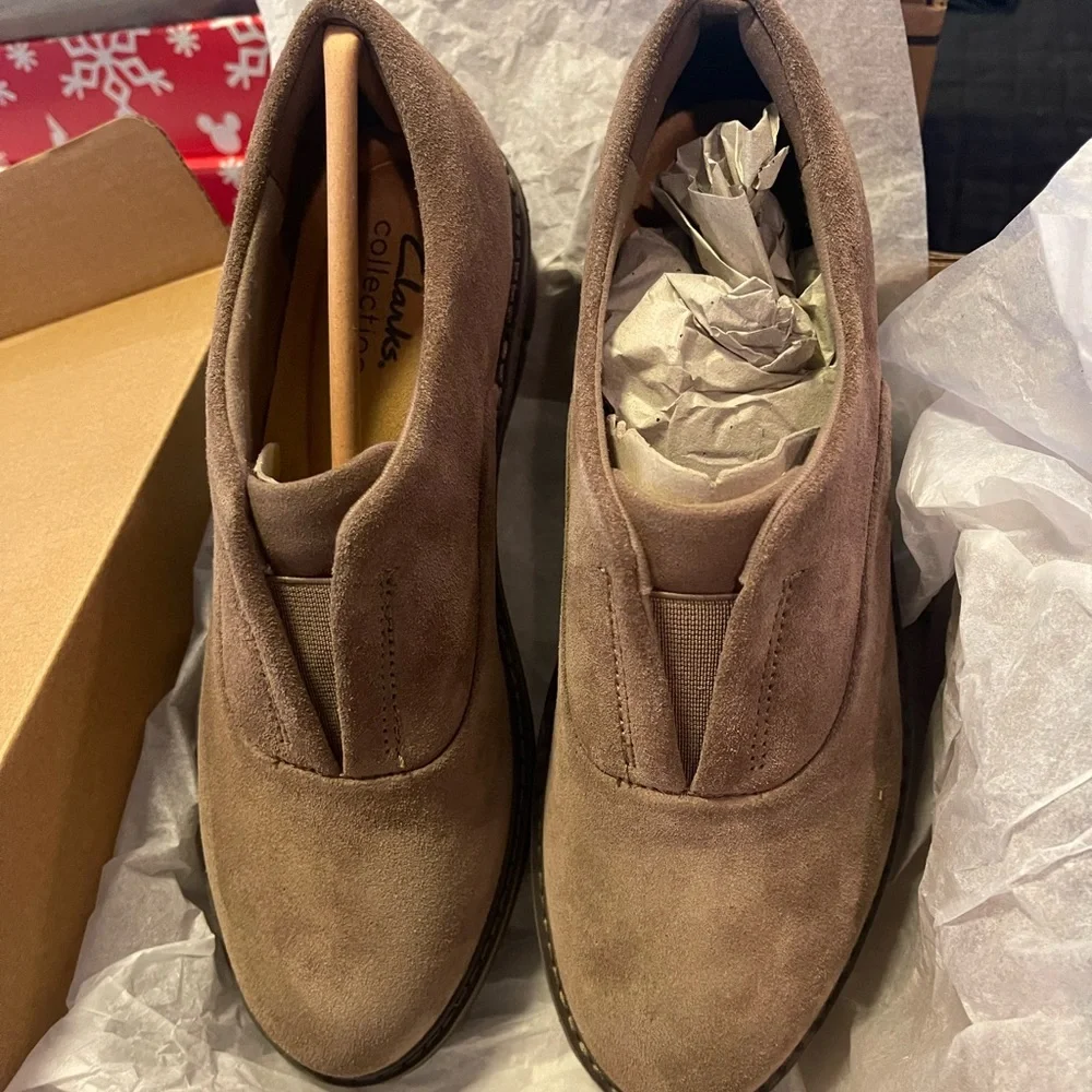 Clarks airabell real suede leather tan  slippers flats new in box 6.5 m